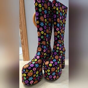 Daisy, go go boots Size 6